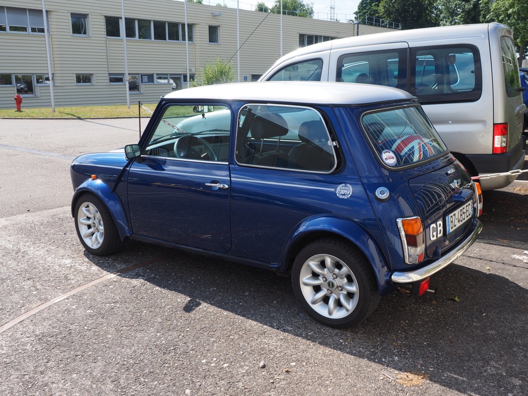 Magnifique mini sport dans le stationnement de Bugatti aéronautique
